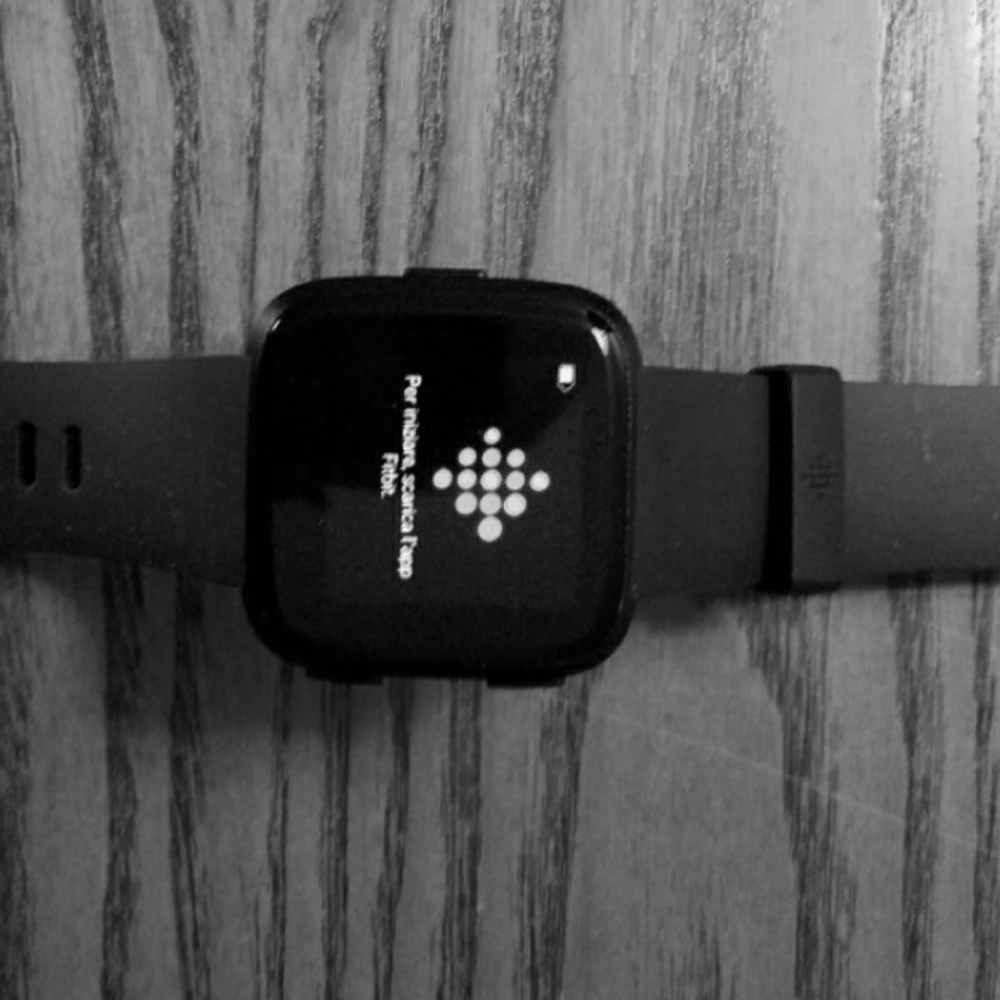 Fitbit Versa 1 Watch with charger